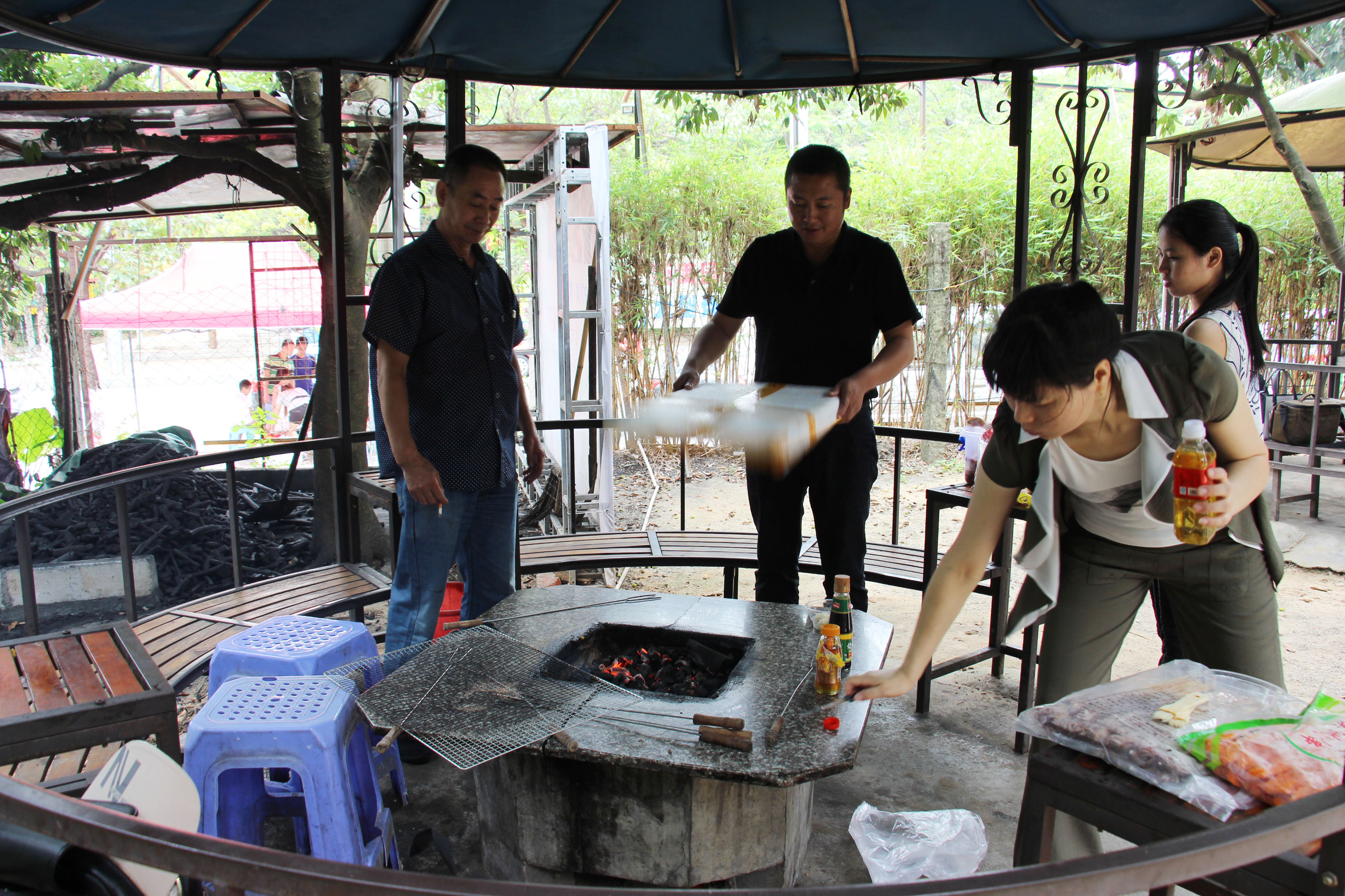 夜市上吃烤肉，这烤肉筋是咱西安人的最爱|烤肉|烤肉夹|夜市_新浪新闻